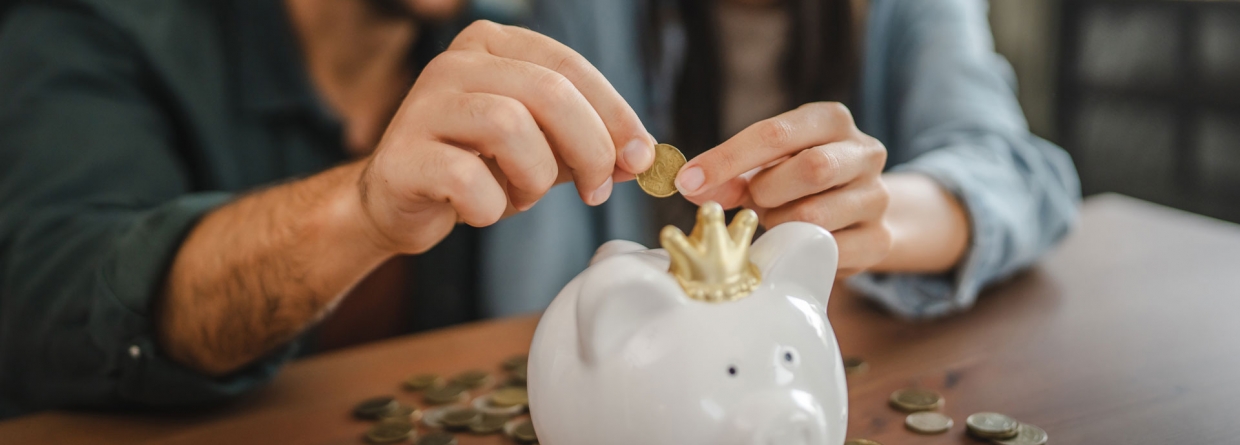 Volwassen stel spaart thuis geld in een spaarpot