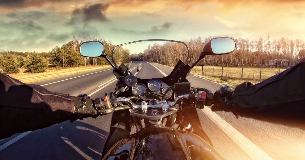 Op een zonnige dag op een motor rijden