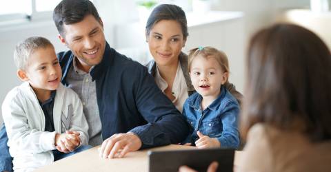 Een jong gezin heeft een gesprek met een financieel adviseur