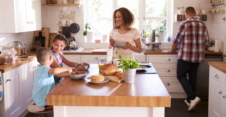 Familie die thuis samen ontbijt eet in de keuken